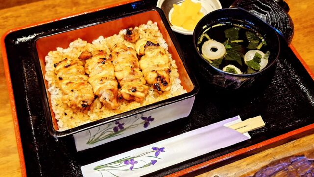 【新メニュー🔥 とり重】
炭火で焼き上げた
日南鶏のもも肉を贅沢に使用🐓
ぷりぷりでジューシーな食感。
香ばしい焼き目と、タレが染みたご飯がクセになります🤤
しっかり食べたい方にも、
お酒の〆にもおすすめの一品です🍺
土曜のランチはもちろん、夜の営業でもご注文いただけます◎
当店では日南鶏を使用し、
一本一本丁寧に炭火で焼き上げています🔥
ぜひ一度、この旨さを味わってみてください。⁡
⁡⁡
⁡#滋賀県 #長浜市 #やきとり屋日湖近江長浜 #とり重 #やきとり