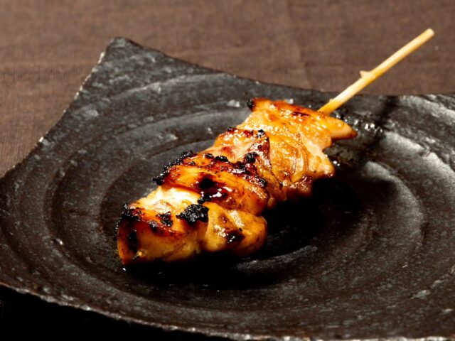 🔥当店イチオシの一本🔥

宮崎県産ブランド鶏「日南どり」のもも肉を使用しています🐔

一本約35g（±2g）と食べ応えがあり、外は香ばしく、中はジューシーに焼き上げます。

塩・たれ、どちらでもお楽しみいただけます。

1日で120本以上ご注文いただくこともある看板メニューです👏

ぜひ一度、ご賞味ください。

#やきとり屋日湖 #長浜グルメ  #Yakitori #焼き鳥 #日南鶏