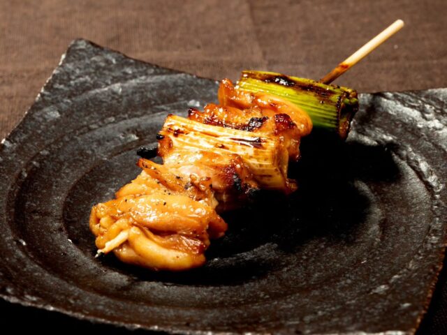ねぎま

シャキッと甘い白ネギと、旨みたっぷりのせせり。

炭火で焼き上げることで、せせりの香ばしさと白ネギの甘みが引き立ちます。

ほどよい歯ごたえとジューシーな味わいで、何本でも食べたくなる人気の一本です。

ぜひ、焼きたてをお楽しみください。

📍やきとり屋 日湖 近江長浜
滋賀県長浜市北船町3-24

#やきとり #長浜グルメ #やきとり屋日湖 #居酒屋 #Yakitori